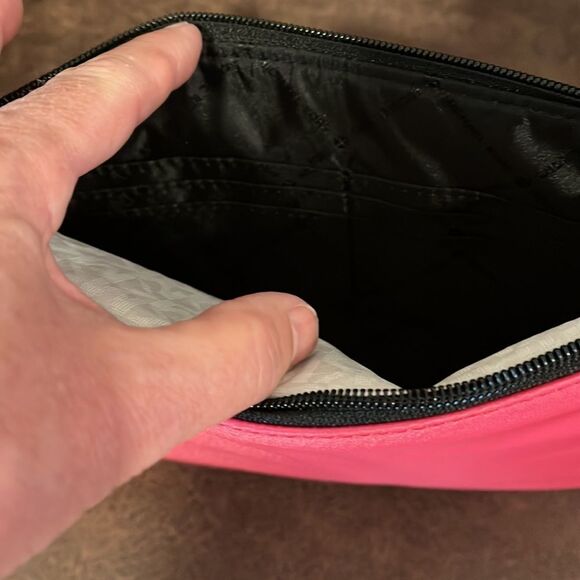 NWT Michael Kors wristlet - Picture 2 of 6